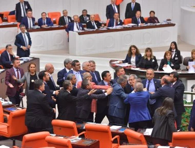 Χάος στην τουρκική βουλή: Πιάστηκαν στα χέρια για το αποτέλεσμα ενός νόμου (βίντεο)